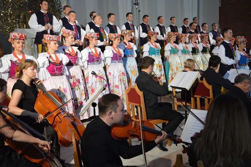 Koncert pieśni „Bogurodzica” ku czci Matki Boskiej w konkatedrze w wykonaniu „Śląska” [WIDEO, zdjęcia]