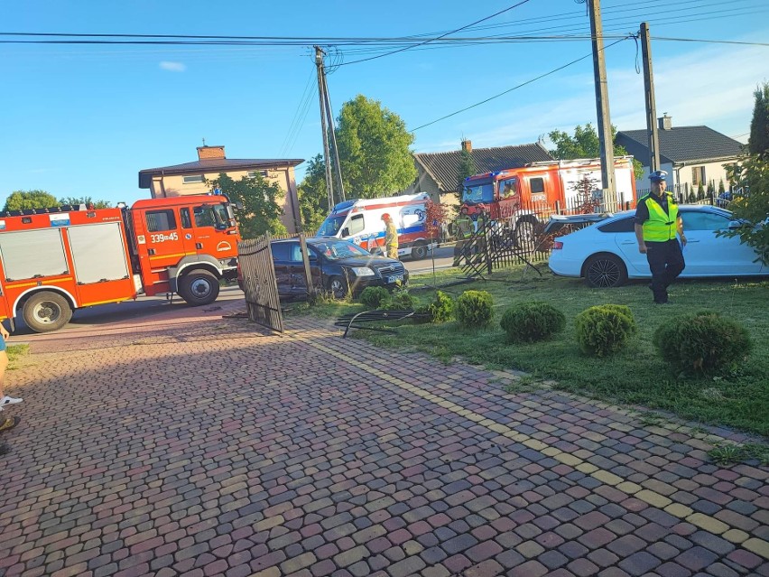 Gmina Jastrzębia. Wypadek w Lesiowie koło Radomia. Cztery osoby, w tym dwójka dzieci, zabrane do szpitala