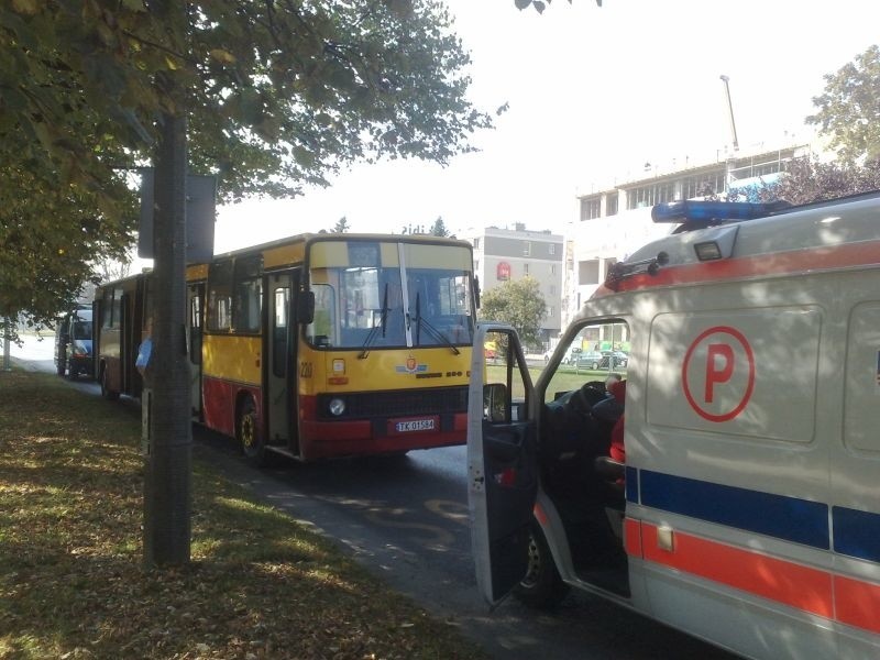 Na przystanku przy ulicy Warszawskiej w Kielcach drzwi autobusu przytrzasnęły głowę 33 - latce