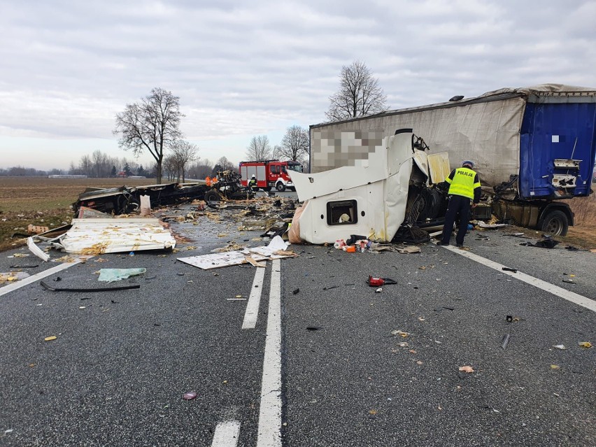Wypadek na drodze krajowej numer 73. W Ratajach Słupskich zderzyły się dwie ciężarówki. Kierowca jednej z nich nie żyje 