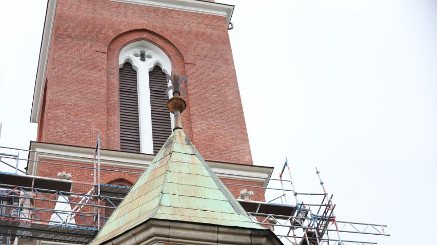 Prace remontowe w kościele Podwyższenia Krzyża Świętego w Kielcach. Zobaczcie jak wygląda odnowiona prawa wieża