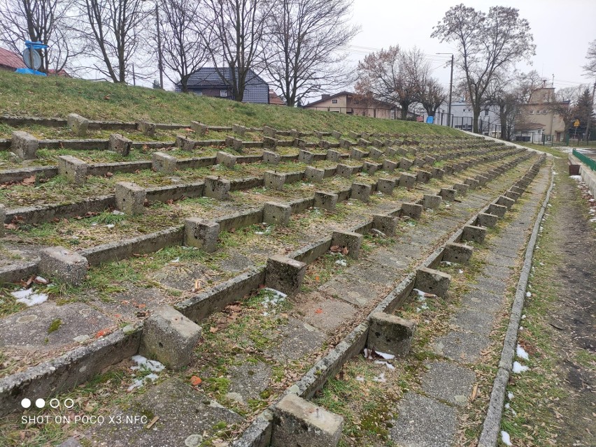 Rozpoczęła się rozbiórka starych trybun na stadionie...