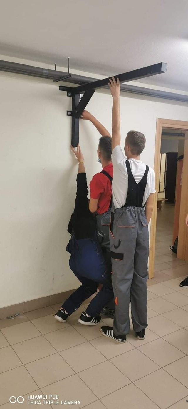 Uczniowie technikum w Opatowie wyremontowali pokój nauczycielski [ZDJĘCIA]
