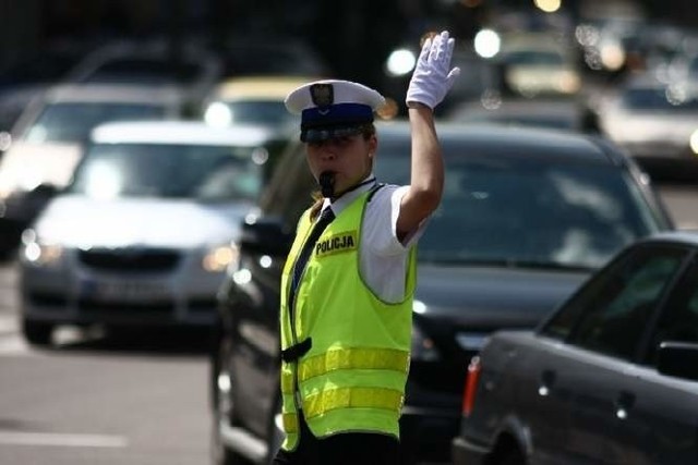 Na miejscu jest policja, która kieruje ruchem.