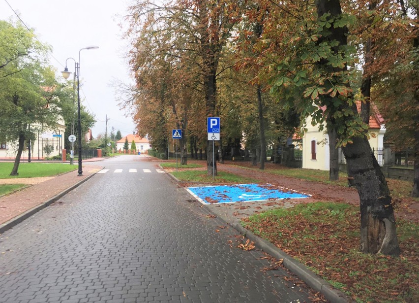 Plac Górnika w Tarnobrzegu już po rewitalizacji. Oprócz podświetlanego globusa jest tu plac zabaw, małe boisko i parking [ZDJĘCIA]