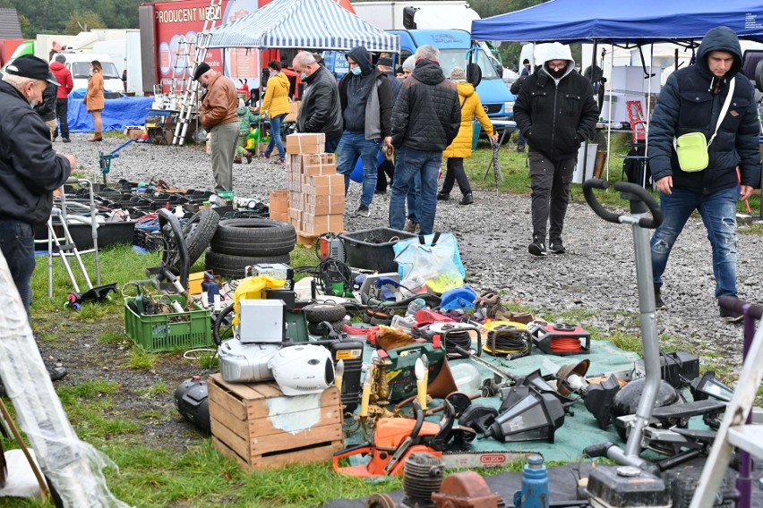 Tłumy na giełdzie w Miedzianej Górze. Złą pogoda i czerwona strefa nie przeszkadzają. Zobaczcie co się działo 18 października [ZDJĘCIA]  