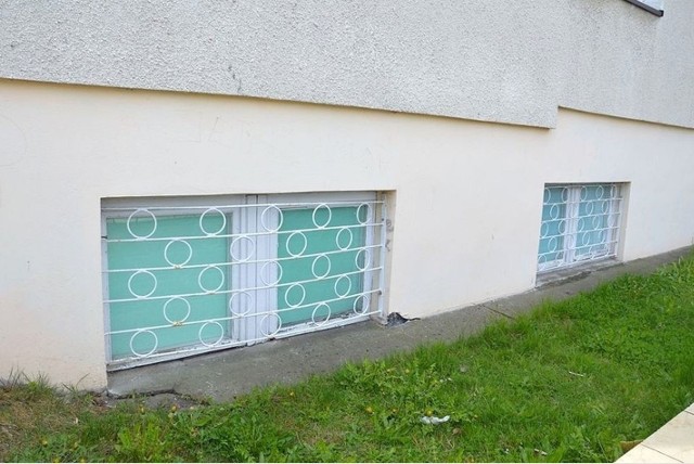 Okna szkolnej strzelnicy, w której doszło do tragedii i utraty oka przez ucznia klasy maturalnej.