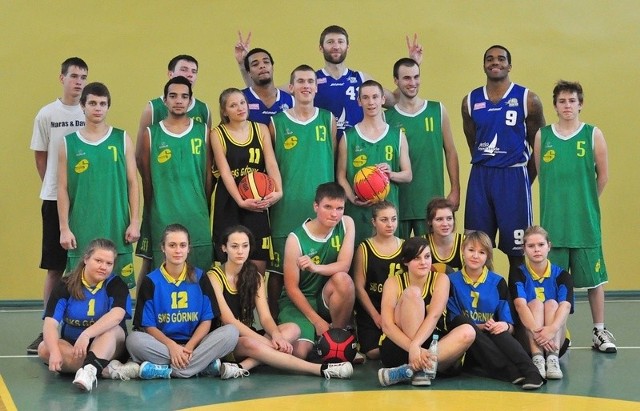 Pamiątkowe zdjęcie uczniów z koszykarzami Jeziora Tarnobrzeg.