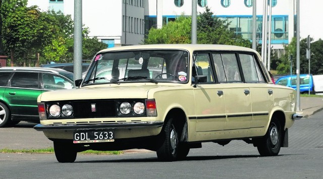 Autosalon Polski Fiat 125p Jamnik, czyli długie auto z