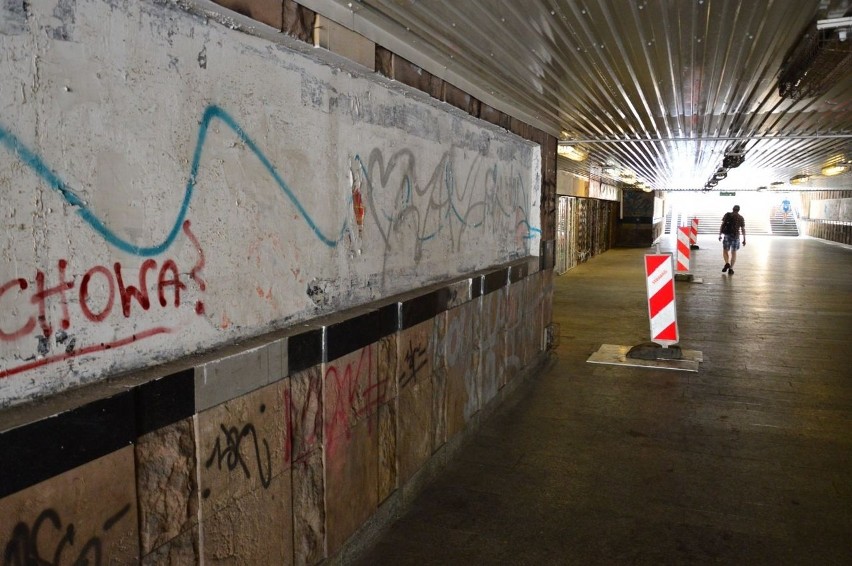 Podziemne przejście przy dworcu PKP w Koszalinie. Śmierdząca, brudna i zaśmiecona wizytówka miasta. Jest coraz gorzej! [zdjęcia]