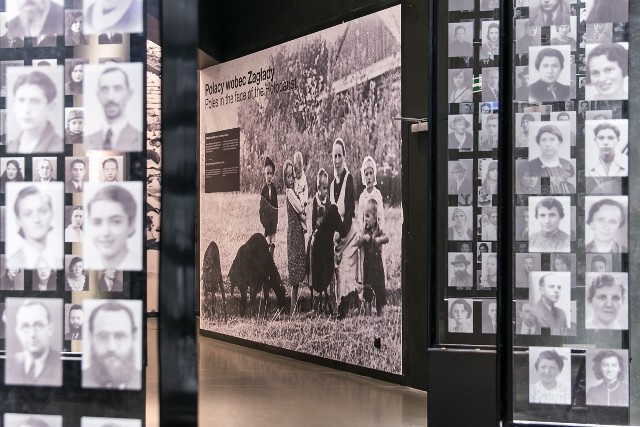 Zdjęcie rodziny Ulmów, znajdujące się na wystawie głównej Muzeum II Wojny Światowej w Gdańsku.