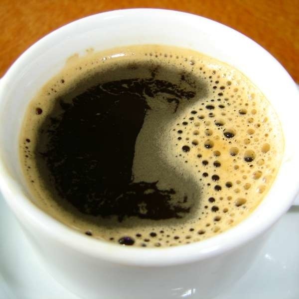 Picie kawy możne sprawiać przyjemność. Ważne, by nie przesadzać z jej ilością.