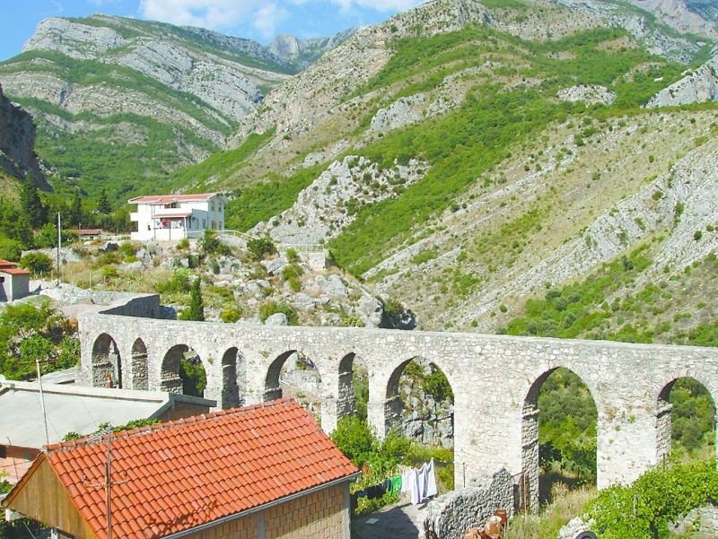 W Czarnogórze warto zobaczyć akwedukt w Starym Barze.