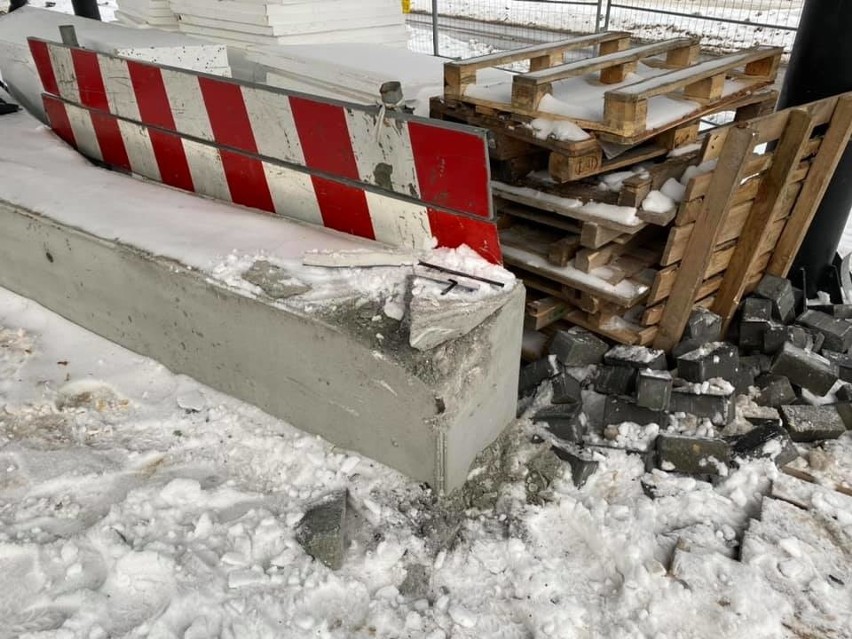 Kierowca autobusu wjechał w powstające w Wojkowicach centrum...