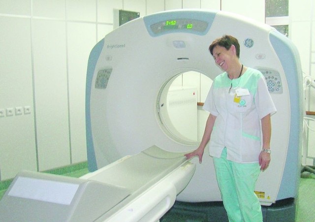 Kierownik Lidia Burdalska z dumą prezentuje nowy tomograf. - To dzięki niemu będziemy mogli szybciej i bardziej trafnie zdiagnozować stan pacjentów - dodaje.