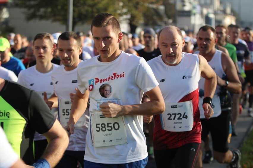 Zdjęcia z maratonu w Poznaniu 2018 - biegacze na pierwszym...