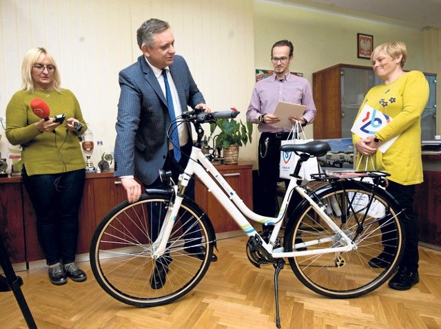 - Cieszymy się z aktywności mieszkańców - mówił prezydent (przy rowerze - nagrodzie dla pana Roberta, który stoi  obok)