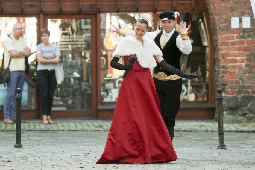 Niezwykłe koncerty na ulicach Słupska. Zobacz zdjęcia z "Operetki na WYNOS!"