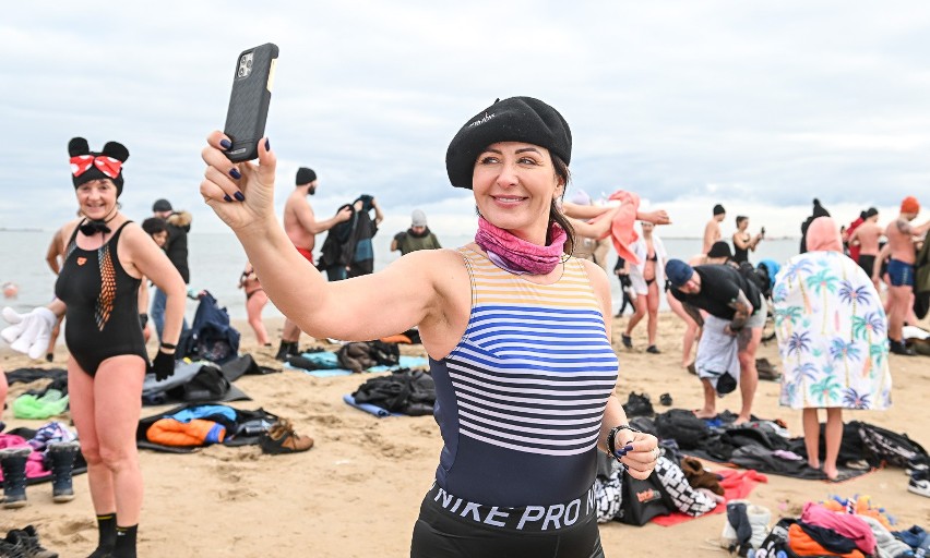 Karnawałowe morsowanie w Gdańsku. Na plaży w Brzeźnie...