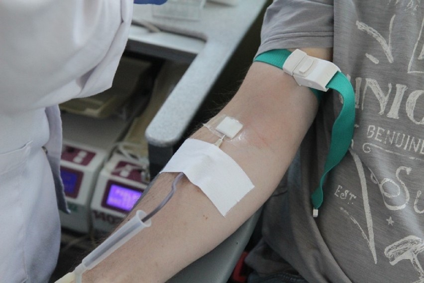 Krew potrzebna na zaraz. Policja w Katowicach organizuje mobilny punkt krwiodawstwa