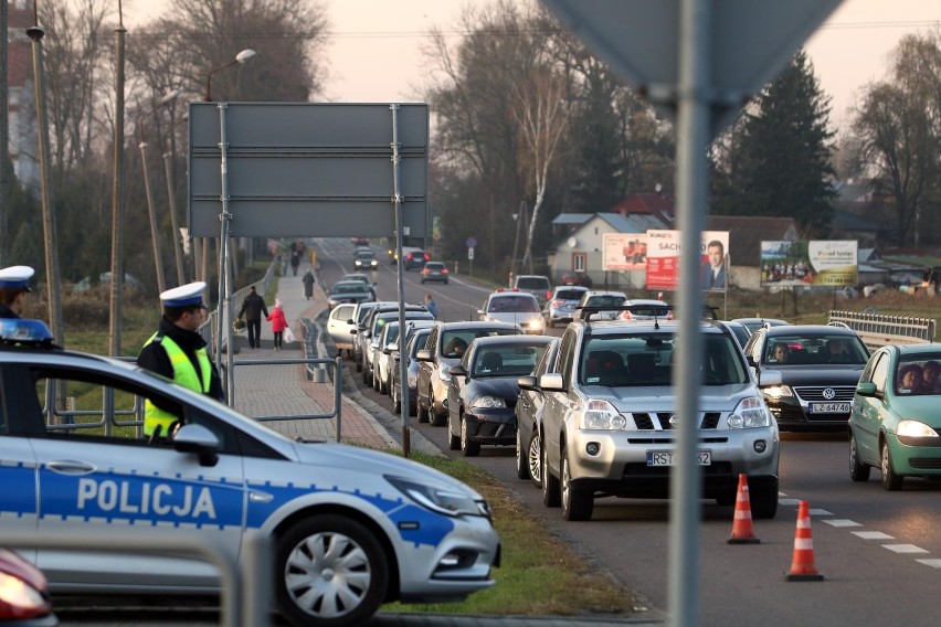 Policjanci podczas prowadzonej akcji "Znicz 2023"...
