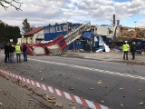 Śmiertelny wypadek na budowie sądu w Wieliczce. Dźwig przewrócił się na kontener pracowniczy, jedna osoba nie żyje. Zobacz wideo