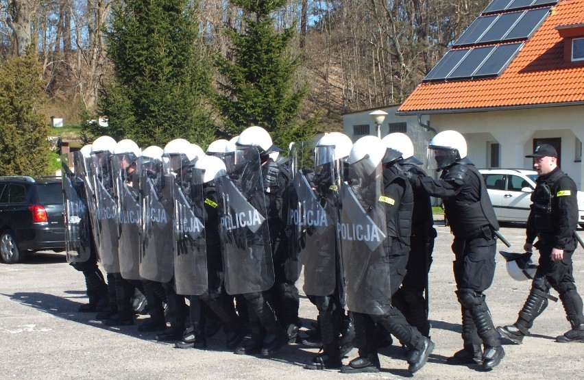 Ćwiczenia policji w podkoszalińskim Unieściu