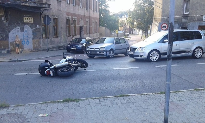 Zabrze: Groźny wypadek w Mikulczycach z udziałem motocyklisty [ZDJĘCIA]