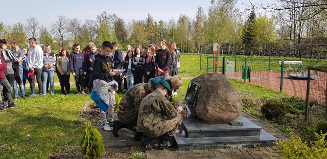 Uczniowie z Liceum w Chwałowicach zapalili znicze pod pomnikiem poświęconym Janowi Abramczykowi.