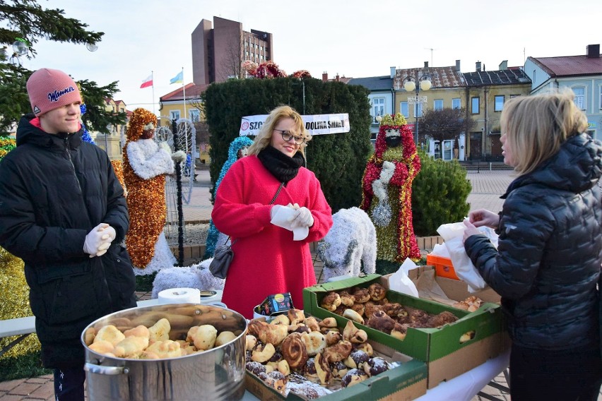 Święto Trzech Króli w Tarnobrzegu. Pyszne bułeczki na pomoc braciom były rozchwytywane. Dołącz do akcji #szczodrakchallenge [ZDJĘCIA]