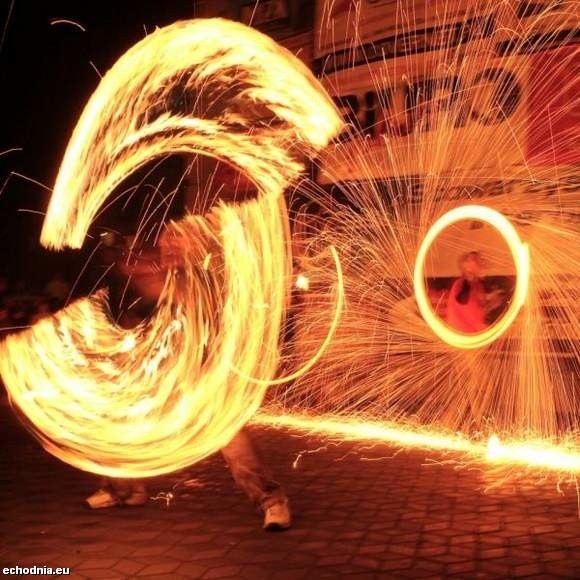 Świetlne pokazy Teatru Ognia Kamikaze będą towarzyszyć obrzędowi puszczania wianków.