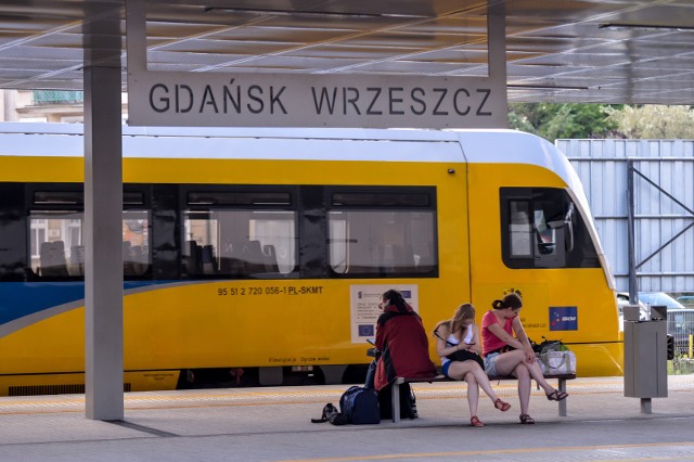 02.08.2017 gdanskpomorska kolej metropolitalna w gdansku ( pkm ) . brak rozkladow jazdy na glownych gdanskich dworcachna zdjeciu: pociag pkm na dworcu gdansk glownyfot. przemyslaw swiderski / polska press / dziennik baltycki