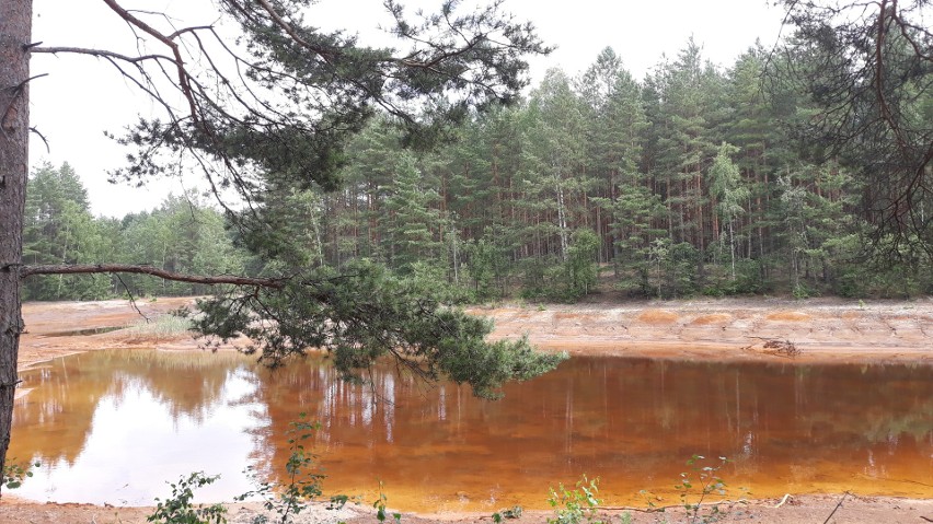 W geoparku atrakcją są wielobarwne akweny, od pomarańczowych...