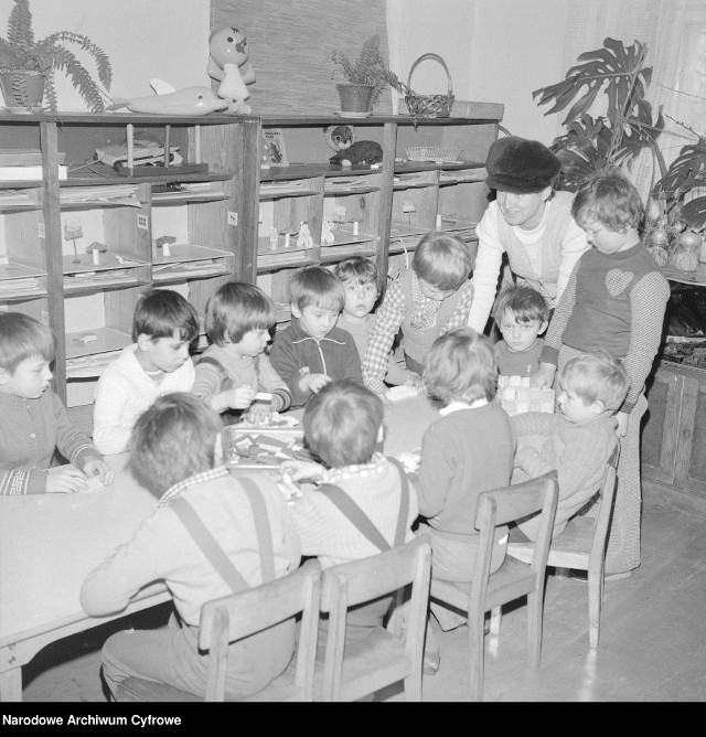 W PRL-u życzie przedszkolaka wyglądało zupełnie inaczej niż obecnie. Dzieci miały do swojej dyspozycji skromniejsze zabawki i nie korzystały z elektroniki.