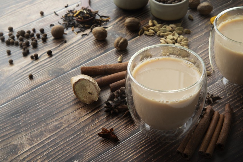 Podstawowe przyprawy używane do chai masala to: świeży...