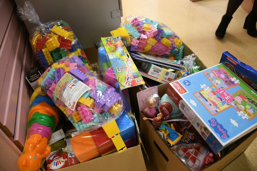 Wyjątkowy dzień dla pacjentów z Oddziału Onkologii Dziecięcej w Kielcach. Fundacja Miśka Zdziśka podarowała im zabawki (ZDJĘCIA, WIDEO)