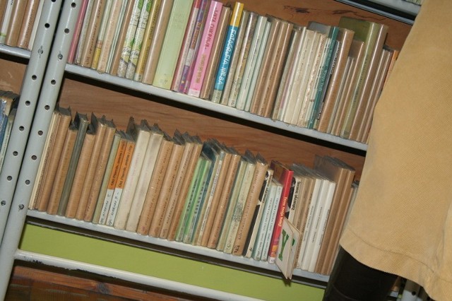 Obok książek w ogolniaku, jak we wszystkich bibliotekach w gimnazjach i szkołach ponadgimnazjalnych, stoją od niedawna płyty z filmami