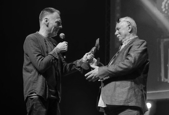 Andrzej Korzyński (z prawej) odbiera jedną z nagród