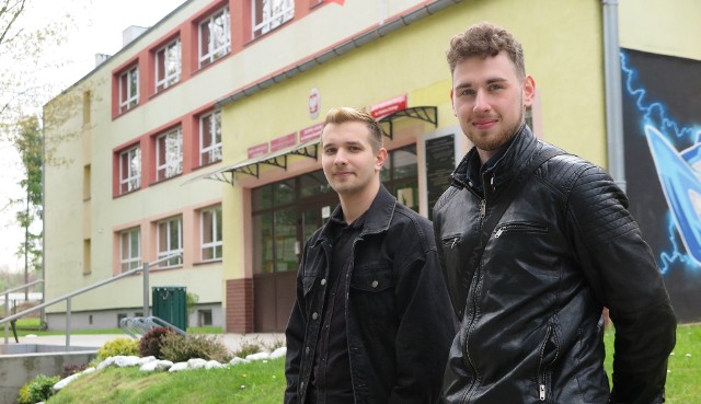 Beniamin i Mateusz, maturzyści z Zespołu Szkół w Głuchołazach, są spokojni o wyniki egzaminu z matematyki