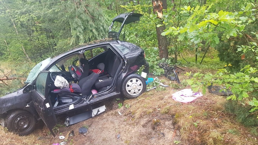 Wypadek na ulicy Bojanowskiej w Stalowej Woli. Seat uderzył w drzewa, kierująca nim kobieta została zakleszczona w aucie [ZDJĘCIA]