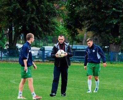 Trener Krzysztof Bukalski (w środku) od dwóch miesięcy prowadzi drużynę Dalinu Myślenice FOT. MACIEJ HOŁUJ