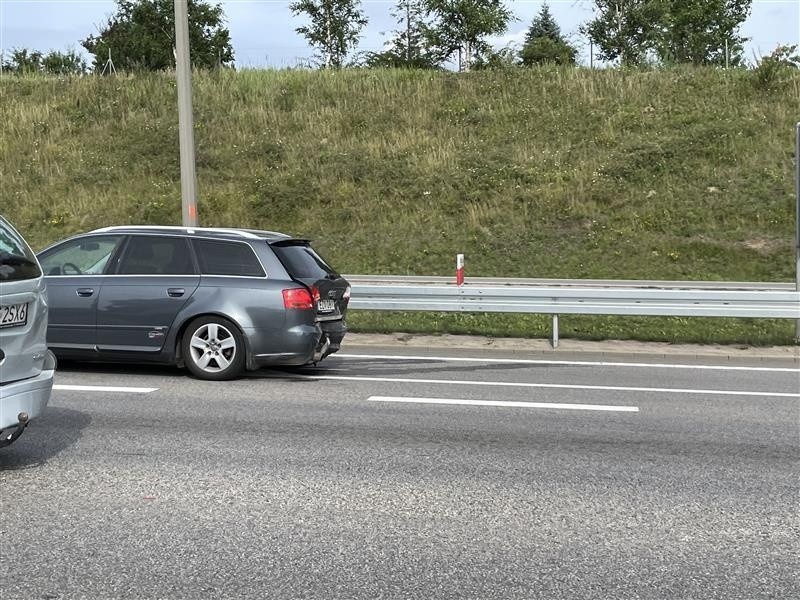 Kolizja 3 aut na obwodnicy w kierunku Gdyni. Korek i utrudnienia w ruchu