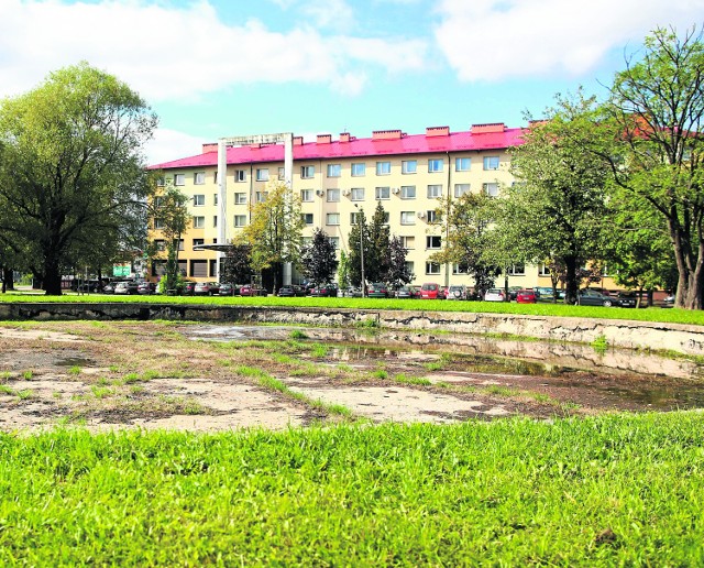 Kiedyś na skwerze, na rogu ulic Kraszewskiego i Wernera w Radomiu, była fontanna. Dzisiaj pozostał po niej jedynie wielki betonowy basen, zarośnięty trawą, który coraz bardziej niszczeje.