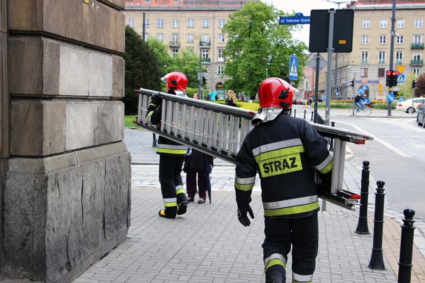 Strażacy nieśli pomoc przez okno na pl. Kościuszki