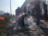 Mokre szaleństwo w "Lany Poniedziałek". Mieszkańcy z OSP Mostki urządzili wodną bitwę! W takie akcje angażuje się więcej lubuskich strażaków