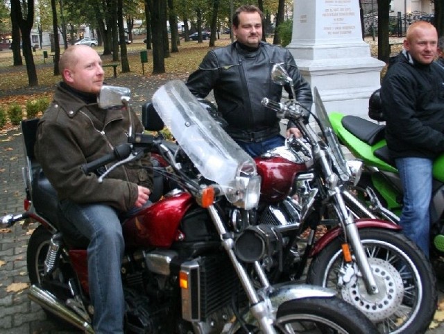 Motocykliści z Rudnika nad Sanem przed pomnikiem hrabiego Hompescha.