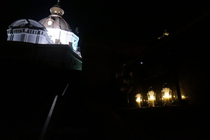 Cmentarz św. Rocha po zmierzchu (zdjęcia)
