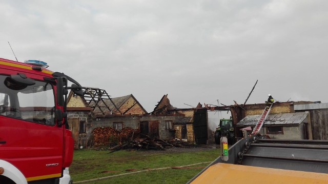 W niedzielę, po godz. 13, strażacy z OSP Złotoria otrzymali zgłoszenie o pożarze budynków gospodarczych w Złotorii.