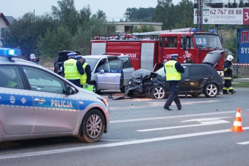 Dwie osoby ranne w wypadku w Skarszewie pod Kaliszem [ZDJĘCIA]