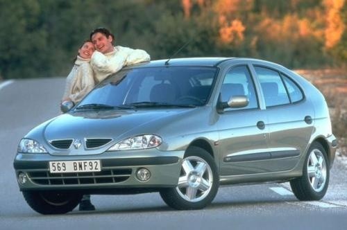 Fot. Renault: Renault Megane zadebiutował w 1995 r. jako następca przebojowego modelu 19. Na zdjęciu wersja po face liftingu z 1999 r. z nadwoziem 5-drzwiowym.